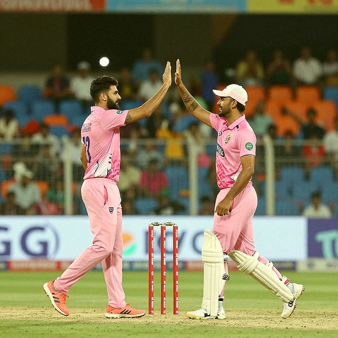 জিমি অ্যাডামস: হ্যাম্পশায়ারের কিংবদন্তির টাসমানিয়ায় যাত্রা — একটি কাউন্টি চক্রের নিঃশব্দ ভাঙন