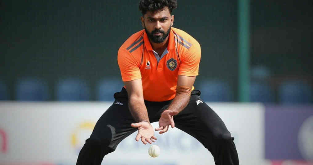 বৃষ্টির ছাদের নিচে বিশ উইকেট: রাওয়ালপিন্ডির সূতো আর মিরপুরের নীরবতা