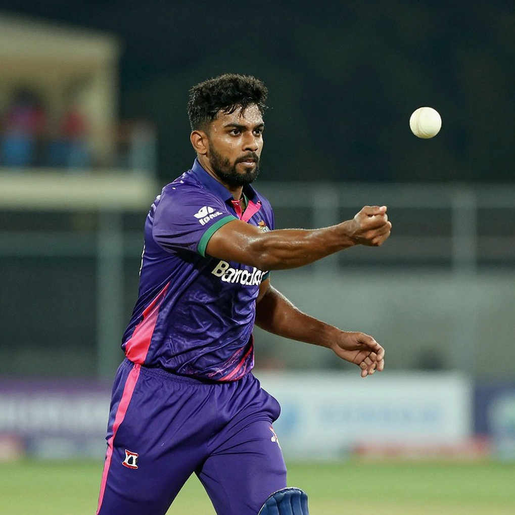 ২১/৪ থেকে ৬৩ রানের ধস: লিটন দাসের রাজিনামা নিয়ে যে প্রশ্নটা স্কোরবোর্ড বলতে পারে না